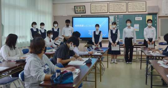 職員会議で靴下に関する決まりの見直しを提案する校則見直し検討委員会＝鹿児島市の鴨池中学校