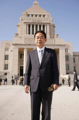 当選証書を手に登院する野間健衆院議員＝１０日、国会