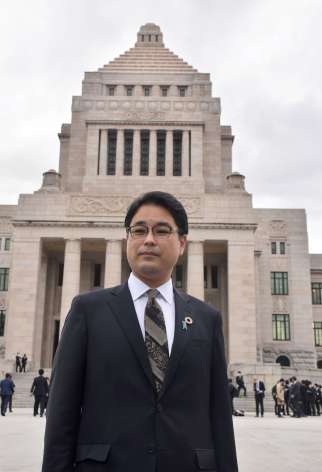 国会に初登院し、報道陣の質問に答える保岡宏武氏