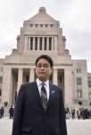 国会に初登院し、報道陣の質問に答える保岡宏武氏
