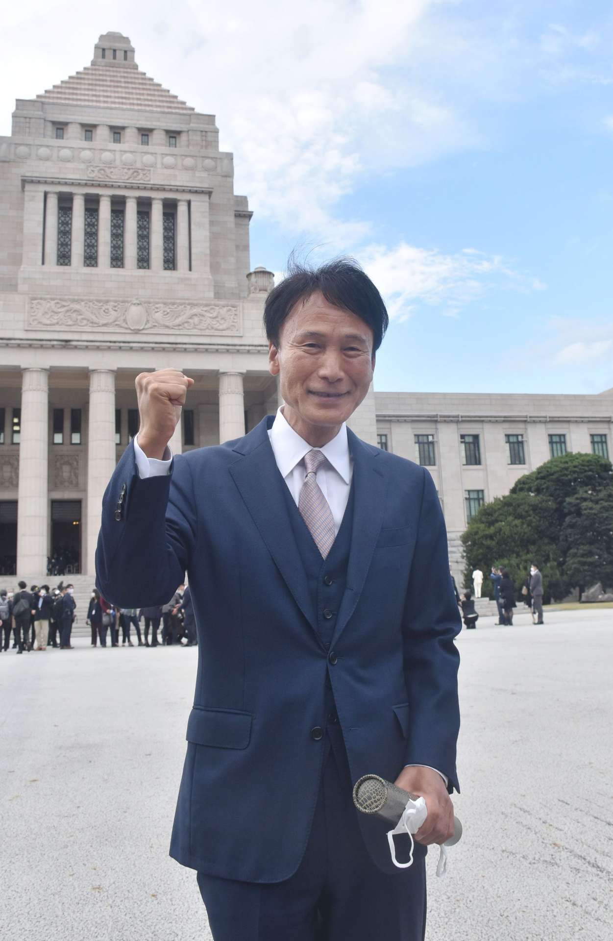 国会に初登院した三反園訓氏＝１０日、東京