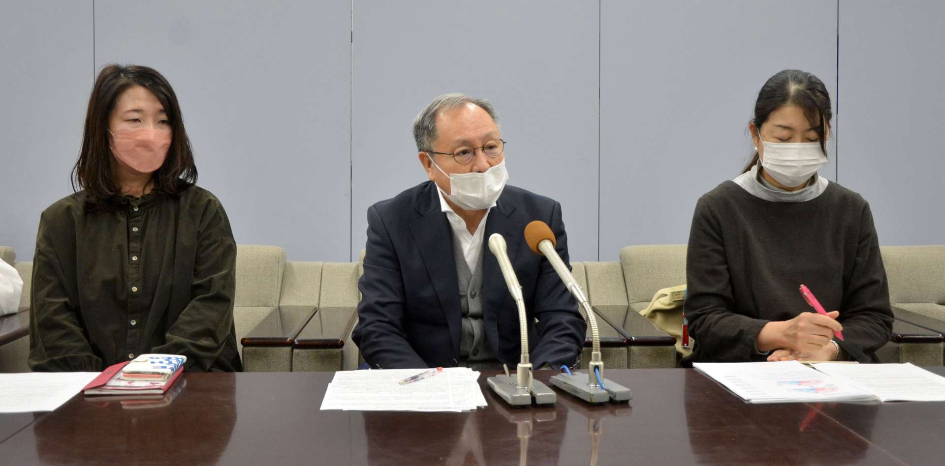 ＡＬＬかごしまの会の樋之口里花共同代表（左）ら＝１１日、県庁