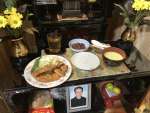 田代健さんをまつる仏壇。遺族は毎日三食欠かさず供えている＝屋久島町宮之浦