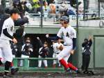 ９点目のホームを踏み、ガッツポーズする大島の西田心太朗選手＝鹿児島市の平和リース球場