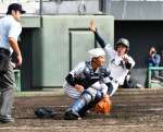３回裏、本塁に生還する大島の大野稼頭央選手＝１２日、鹿児島市の平和リース球場
