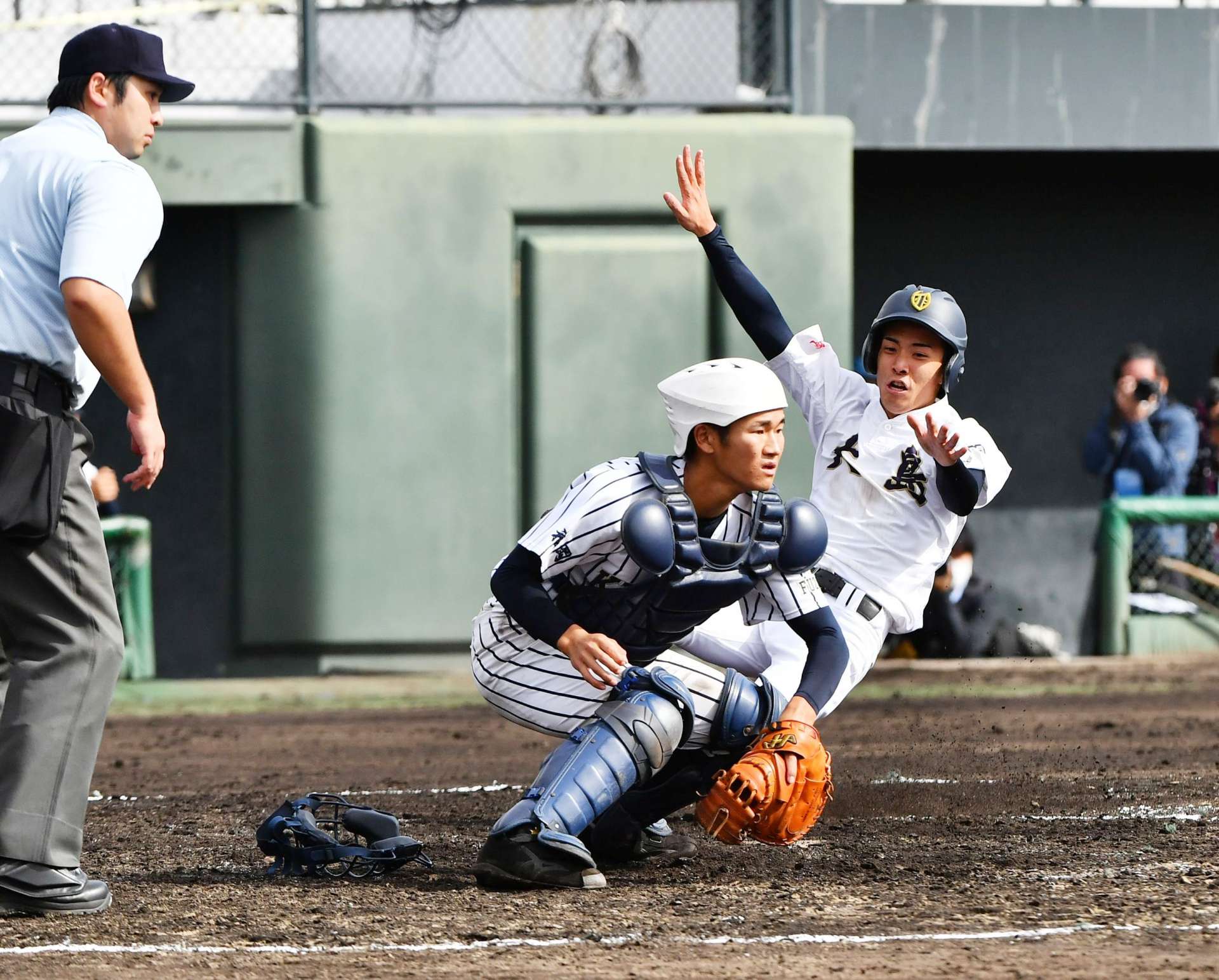 ３回裏、本塁に生還する大島の大野稼頭央選手＝１２日、鹿児島市の平和リース球場