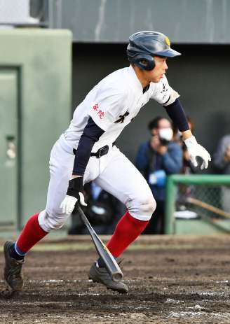 ９回裏大島２死一、三塁、西田が左前適時打を放つ