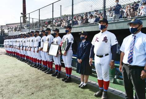 表彰式を終えベンチ前に整列する大島ナイン