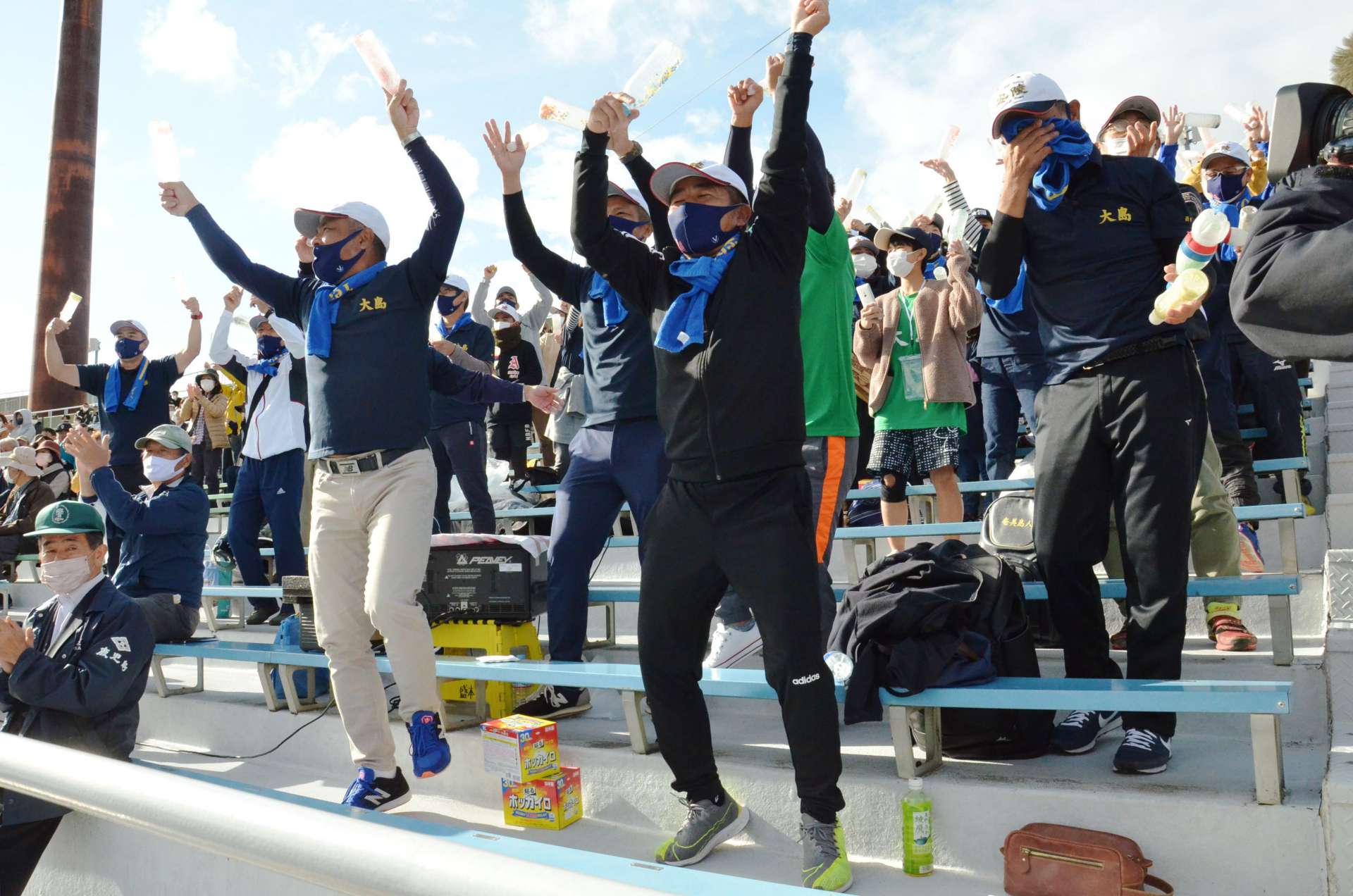 ９回裏の追い上げに沸き踊るスタンドの保護者ら＝１２日午後、鹿児島市の平和リース球場