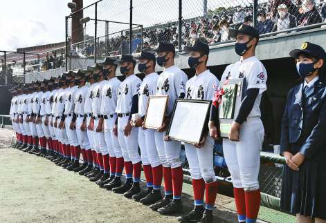 表彰式を終えベンチ前に整列する大島ナイン＝１２日、鹿児島市の平和リース球場