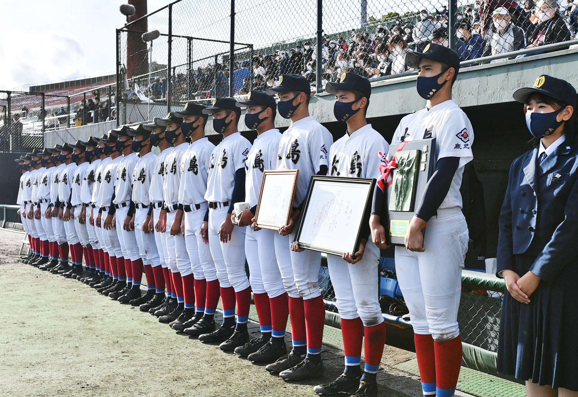表彰式を終えベンチ前に整列する大島ナイン＝１２日、鹿児島市の平和リース球場