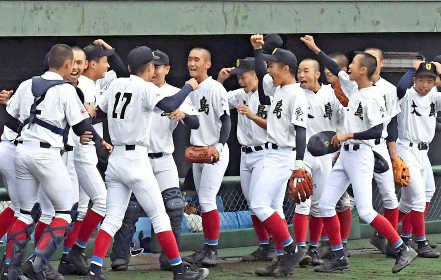 九州大会で４強入りを決め、喜ぶ大島の選手たち＝９日、平和リース