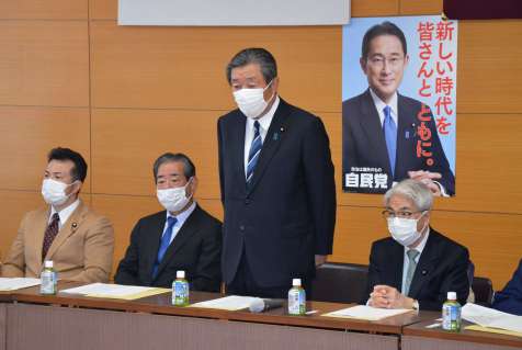 あいさつする森山裕会長＝１４日、鹿児島市の自民党県連