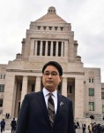国会に初登院し、報道陣の質問に答える保岡宏武氏＝東京