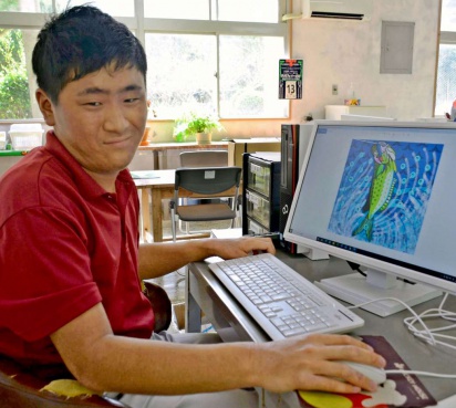 パソコンで絵を描く河野風馬さん＝中種子町増田