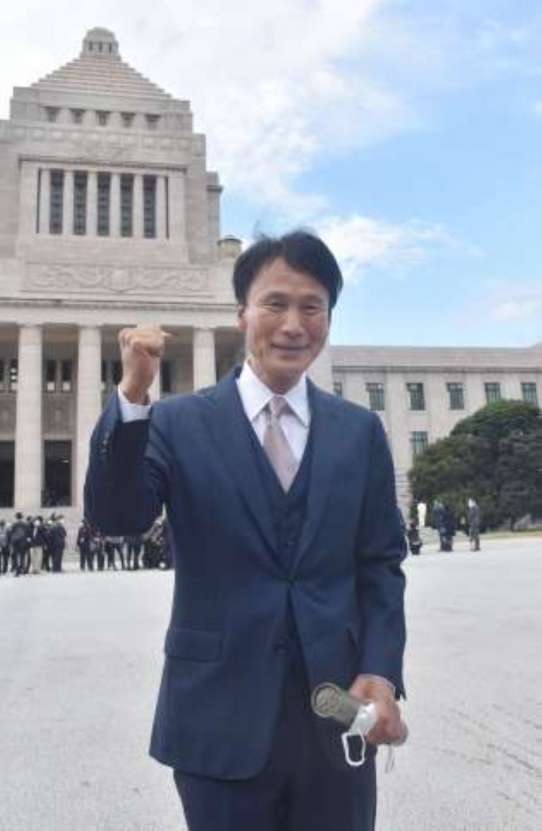 国会に初登院した三反園訓氏＝東京