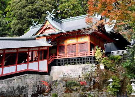 霧島神宮の拝殿（中央）、本殿（右奥）など