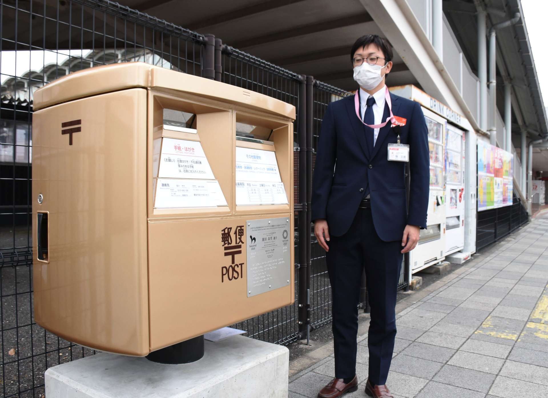 浜田尚里選手の功績をたたえる金色の郵便ポスト＝１８日、霧島市のＪＲ国分駅前