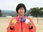 東京五輪柔道で獲得した金、銀メダルを手にする浜田尚里選手＝１８日、霧島市の国分南中学校