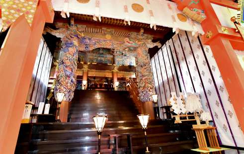 きらびやかに装飾された霧島神宮の社殿内部