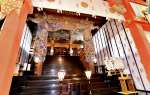 きらびやかに装飾された霧島神宮の社殿内部