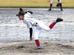 大分舞鶴との１回戦で力投する大島のエース大野＝６日、鴨池市民
