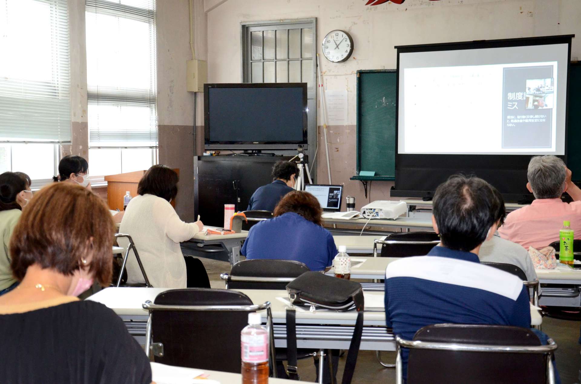 会計年度任用職員制度をテーマに、現状を話し合う勉強会＝７月、鹿児島市の鹿児島県教育会館