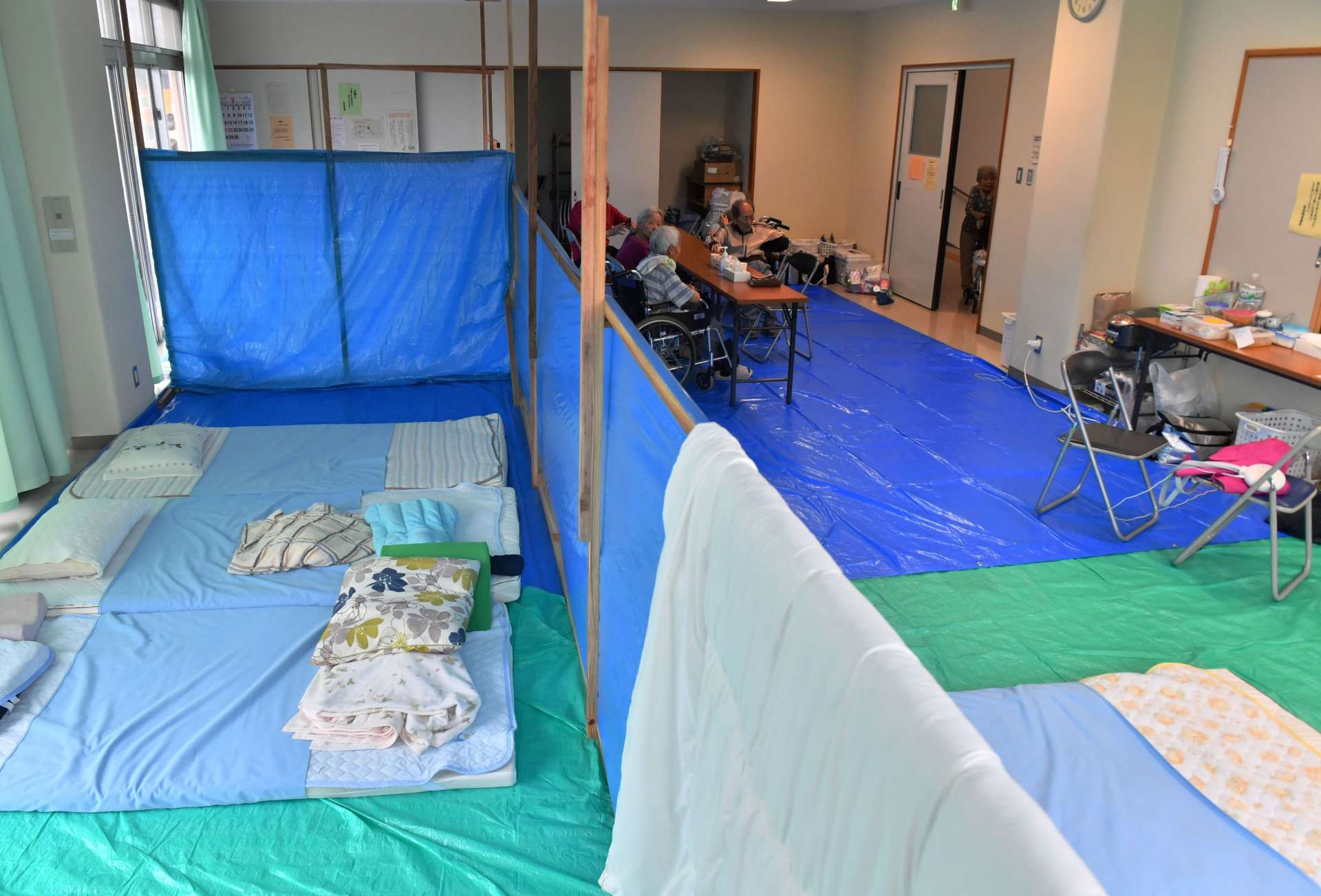 台風の避難所となった公民館。避難者数が増える中、コロナ感染対策など自治体は対応に追われた＝２０２０年９月、鹿児島市の喜入公民館