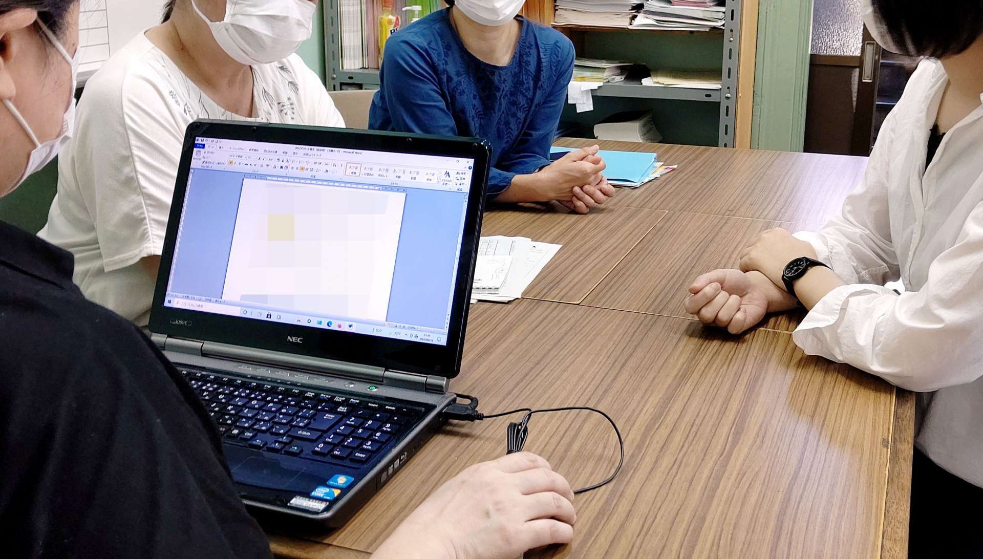 正規、非正規の壁を超えて仲間として活動する県高教組司書部の女性たち＝鹿児島市（画像は一部加工してあります）