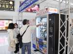 鹿屋のカンパチのアヒージョ、沖永良部のキクラゲのつくだ煮など売店では手に入らない商品が並ぶ自動販売機＝霧島市の鹿児島空港