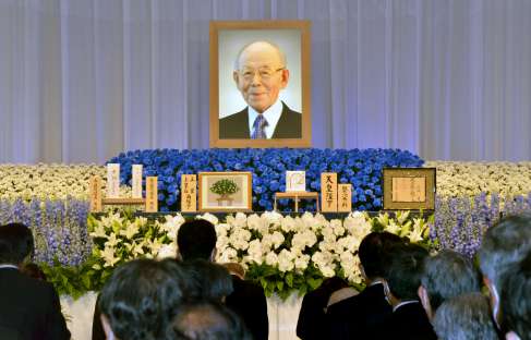 多くの関係者が参列した赤崎勇さんをしのぶ会＝名古屋市