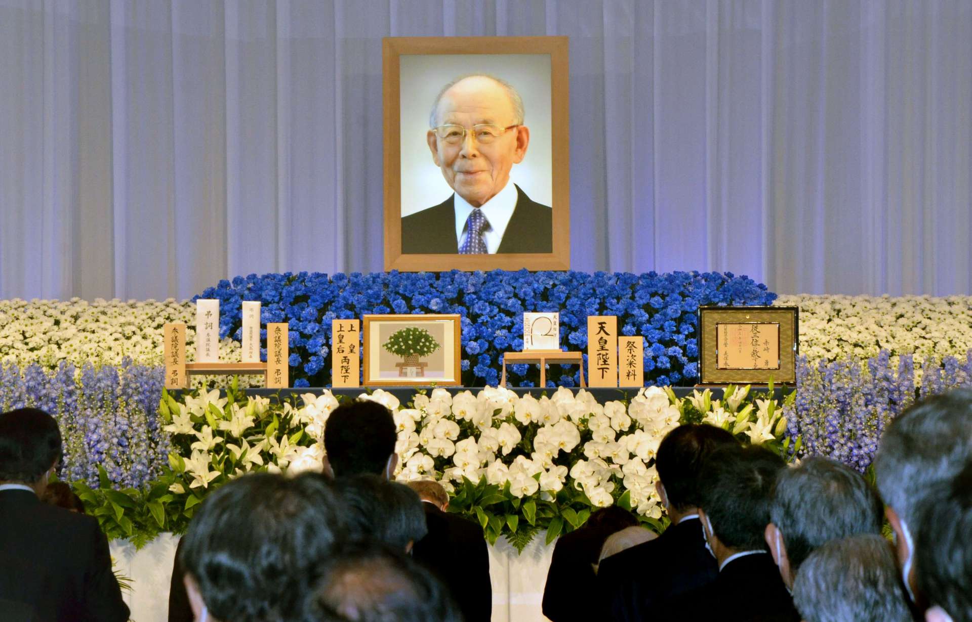 多くの関係者が参列した赤崎勇さんをしのぶ会＝名古屋市