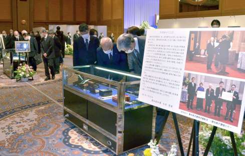 赤崎勇さんの功績を振り返ったメモリアルコーナー＝名古屋市
