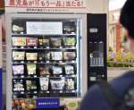 鹿児島県内の６次産業化商品が並ぶ自動販売機＝霧島市の鹿児島空港