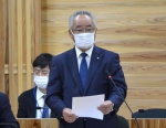 口永良部島の簡易水道施設工事について説明する荒木耕治町長≡２６日、屋久島町議会