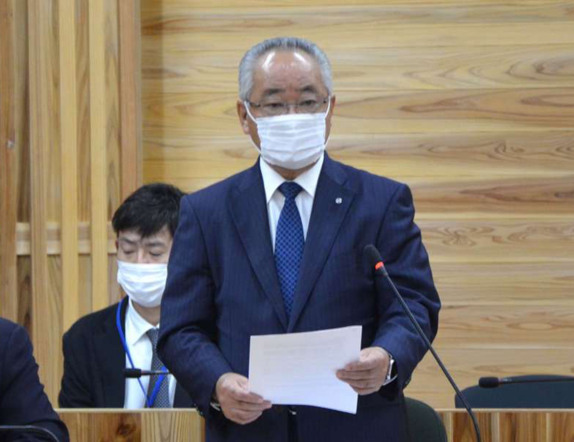 口永良部島の簡易水道施設工事について説明する荒木耕治町長≡２６日、屋久島町議会