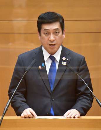 鹿児島県議会本会議で、補正予算案などの提案理由を説明する塩田康一知事