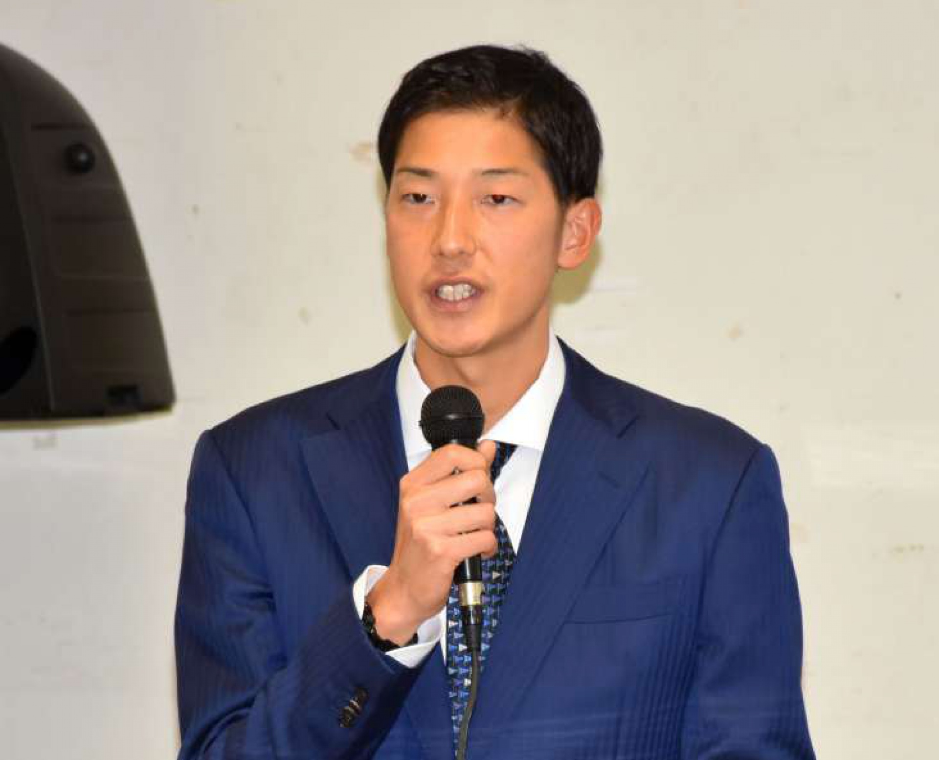 プロ野球や闘病生活で感じたことを話す横田慎太郎さん＝姶良市の加音ホール
