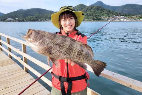 釣り上げた６０センチのオオモンハタ