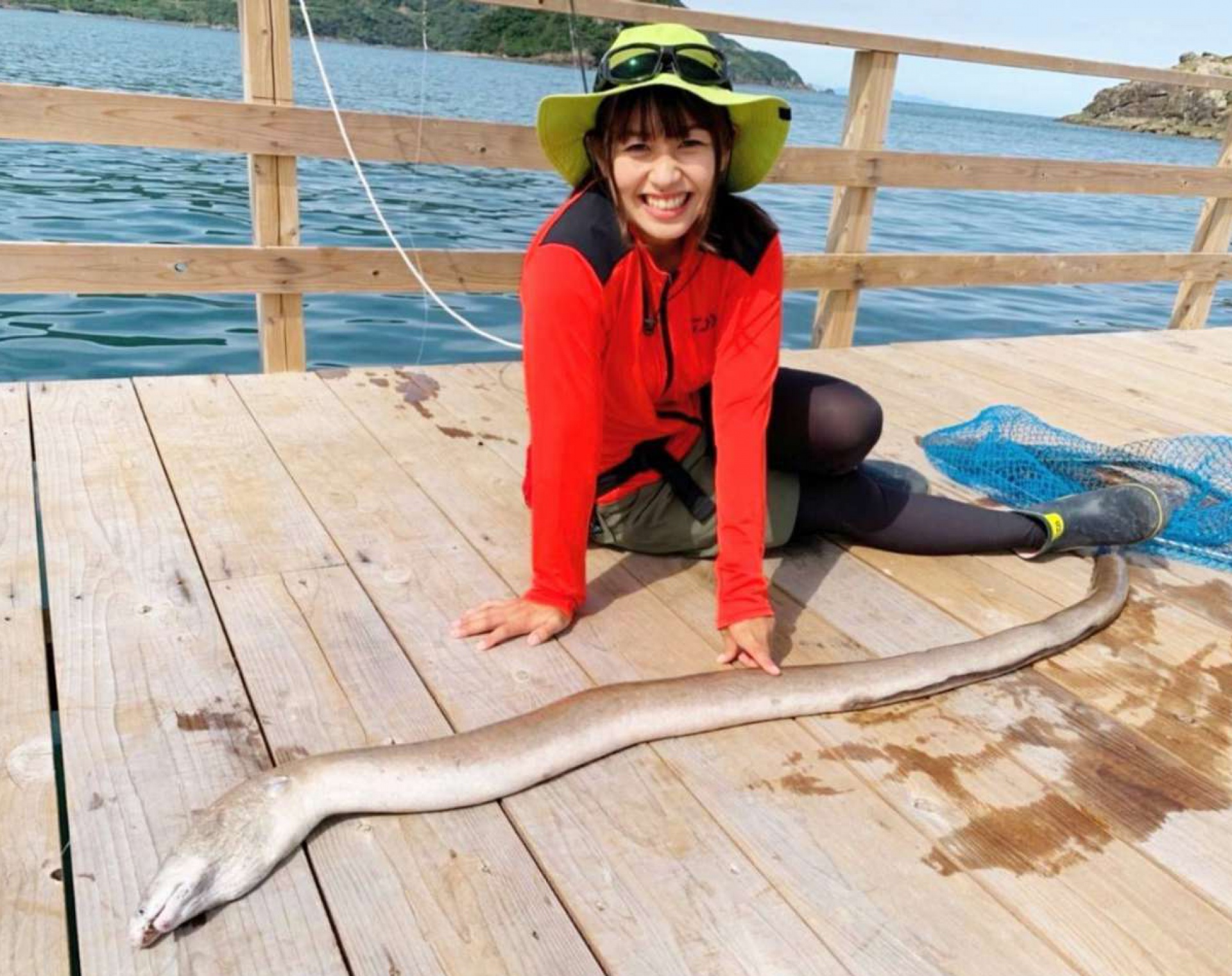 イカダで釣り上げたゴボウウツボ＝１０月下旬、南さつま市笠沙町片浦