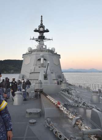護衛艦「はぐろ」の甲板で作業をする隊員ら