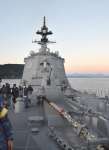 護衛艦「はぐろ」の甲板で作業をする隊員ら