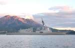 桜島を背に停泊する護衛艦「はぐろ」＝２日、鹿児島市の鹿児島港沖