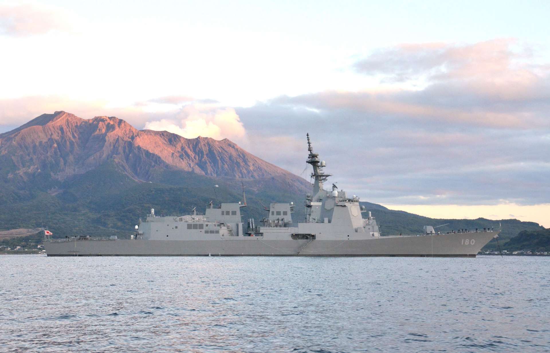 桜島を背に停泊する護衛艦「はぐろ」＝２日、鹿児島市の鹿児島港沖
