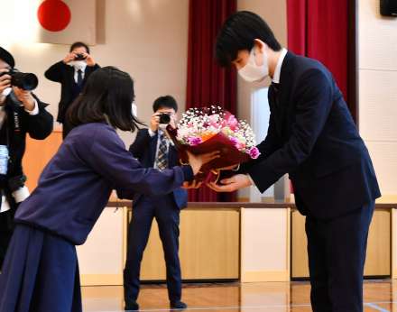 児童から花束を受け取る藤井聡太竜王