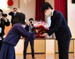 児童から花束を受け取る藤井聡太竜王