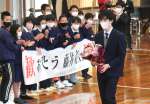 児童らに拍手で見送られる藤井聡太竜王＝３日、指宿市の今和泉小学校