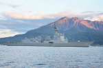 桜島を背に停泊する護衛艦「はぐろ」＝２日、鹿児島市の鹿児島港沖