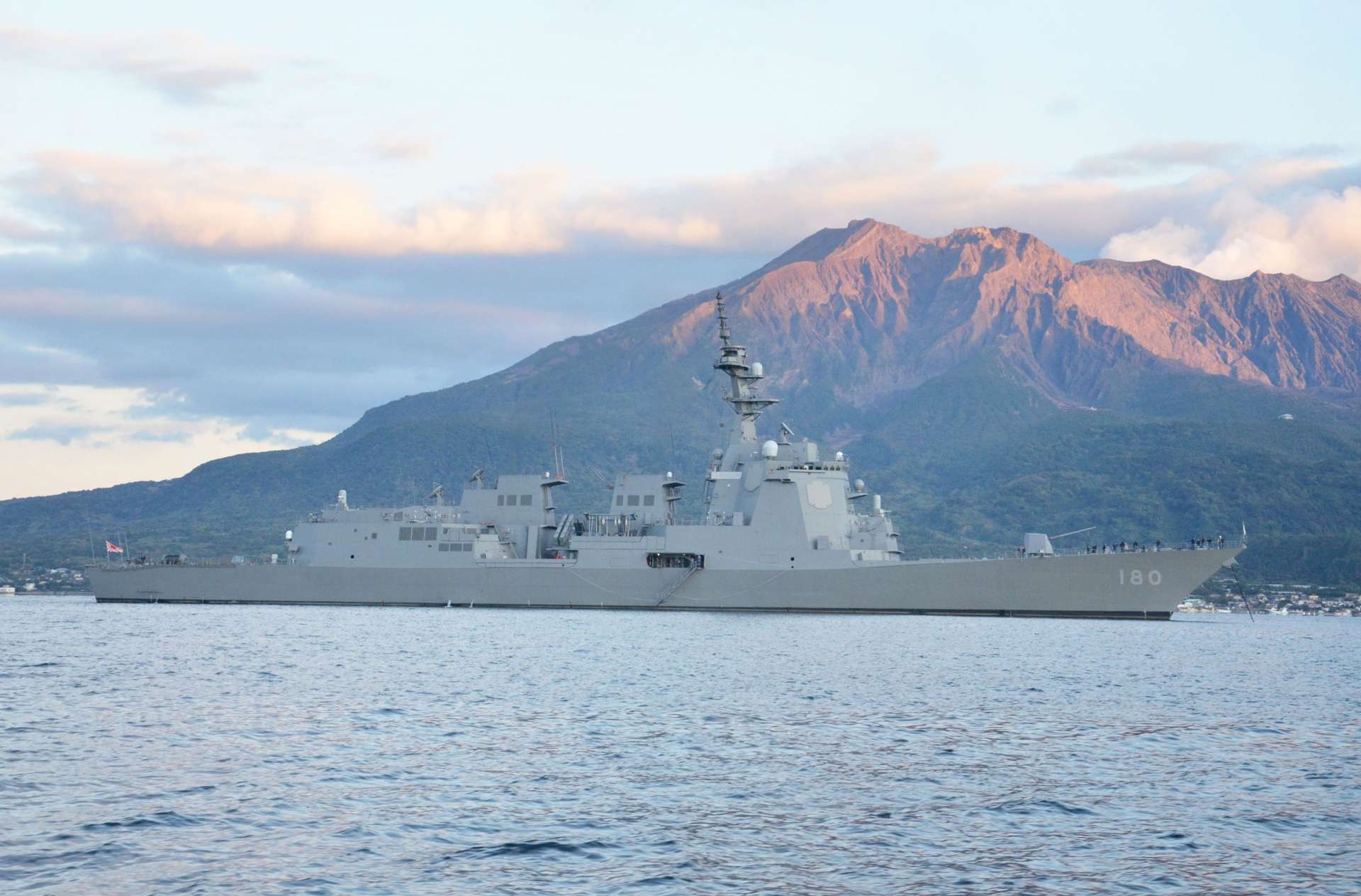 桜島を背に停泊する護衛艦「はぐろ」＝２日、鹿児島市の鹿児島港沖