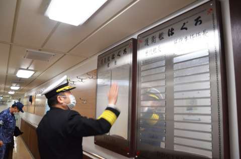護衛艦はぐろの船内。歴代艦長の名前が刻まれていく